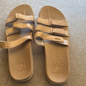 KUAILU NWOT Tan Triple-Strap Slide Orthotic Sandals SZ 9